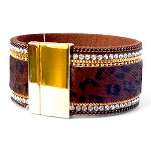 BJU🔥Easy on Brown faux leather bracelet  w/rhinestone accents-expensive look$🔥